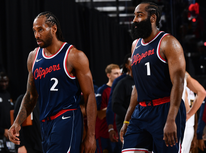 尤文大巴玻璃再次被洪水球迷砸碎！（尤文大巴车窗再度遭洪水球迷砸碎）