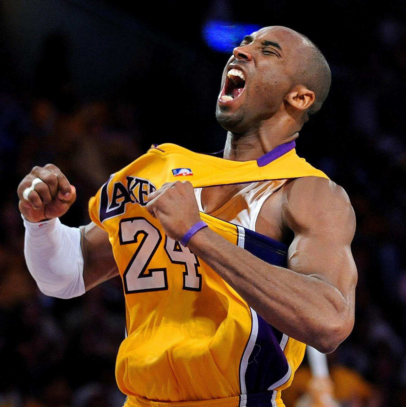 巴塞罗那主帅帕斯夸尔：与球迷共庆胜利，第三节表现辉煌（巴萨主帅帕斯夸尔：第三节大爆发，与球迷同庆胜利）