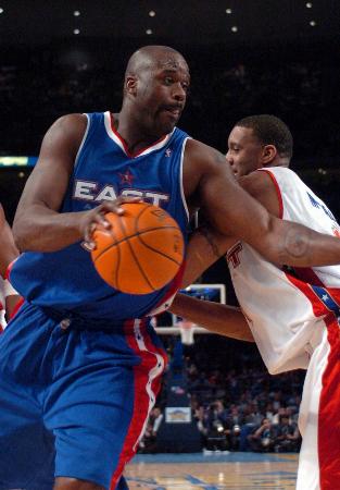 NBA：勇士主场险胜小牛（勇士主场惊险击败小牛）