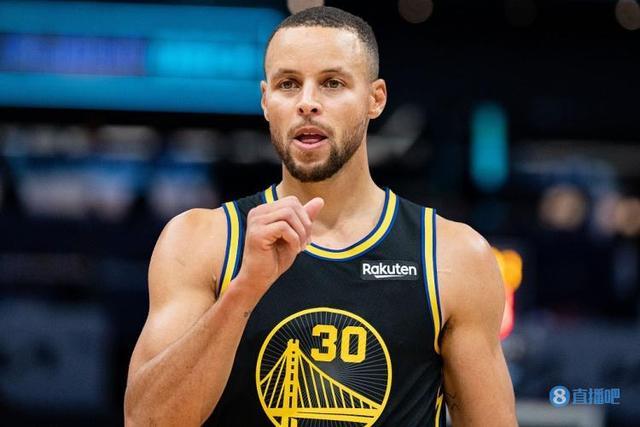 拜仁大胜巩固榜首（拜仁狂胜稳居榜首）