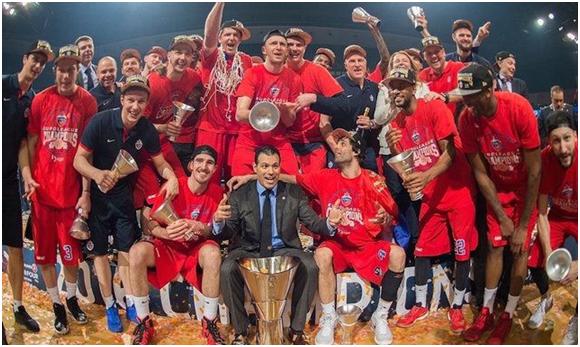 太阳报：麦克托米奈领意甲最佳球员奖，被女友透视着装抢风头（太阳报：麦克托米奈加冕意甲最佳球员，女友透视造型抢镜）