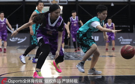 曼联对狼队的预测首发阵容：梅努的未来抉择，约罗强势回归（曼联vs狼队预测首发：梅努面临去留抉择，约罗强势复出）