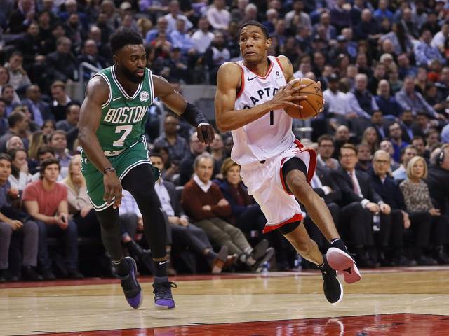 韩国女星穿曼联曼城球衣聚餐。左边是韩国国门金承奎...（韩国女星穿曼联与曼城球衣同桌聚餐，左侧为韩国国门金承奎）