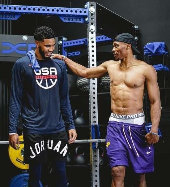 NBA：勇士主场击败小牛 库里三分火力全开（NBA：勇士主场击退小牛 库里三分如雨）